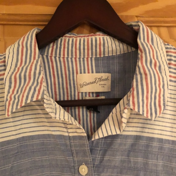 Women’s large universal threads co button up - Picture 2 of 5